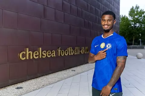 رسميًا.. تشيلسي يعلن التعاقد مع مدافع آياكس